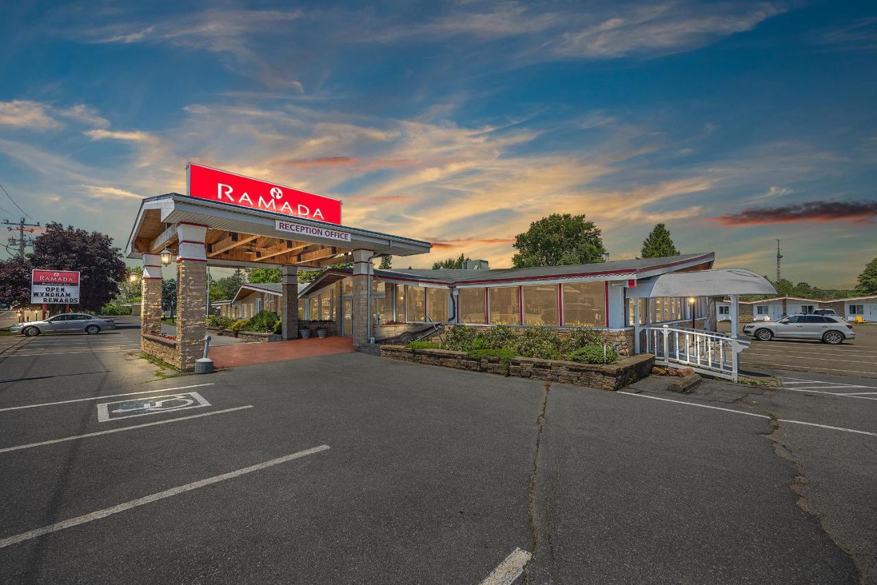 Ramada By Wyndham 1000 Islands Gananoque Hotel Eksteriør billede